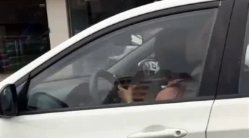 حادث سير مروع بسبب انشغال السائقة بهاتفها خلال القيادة على الطريق العام